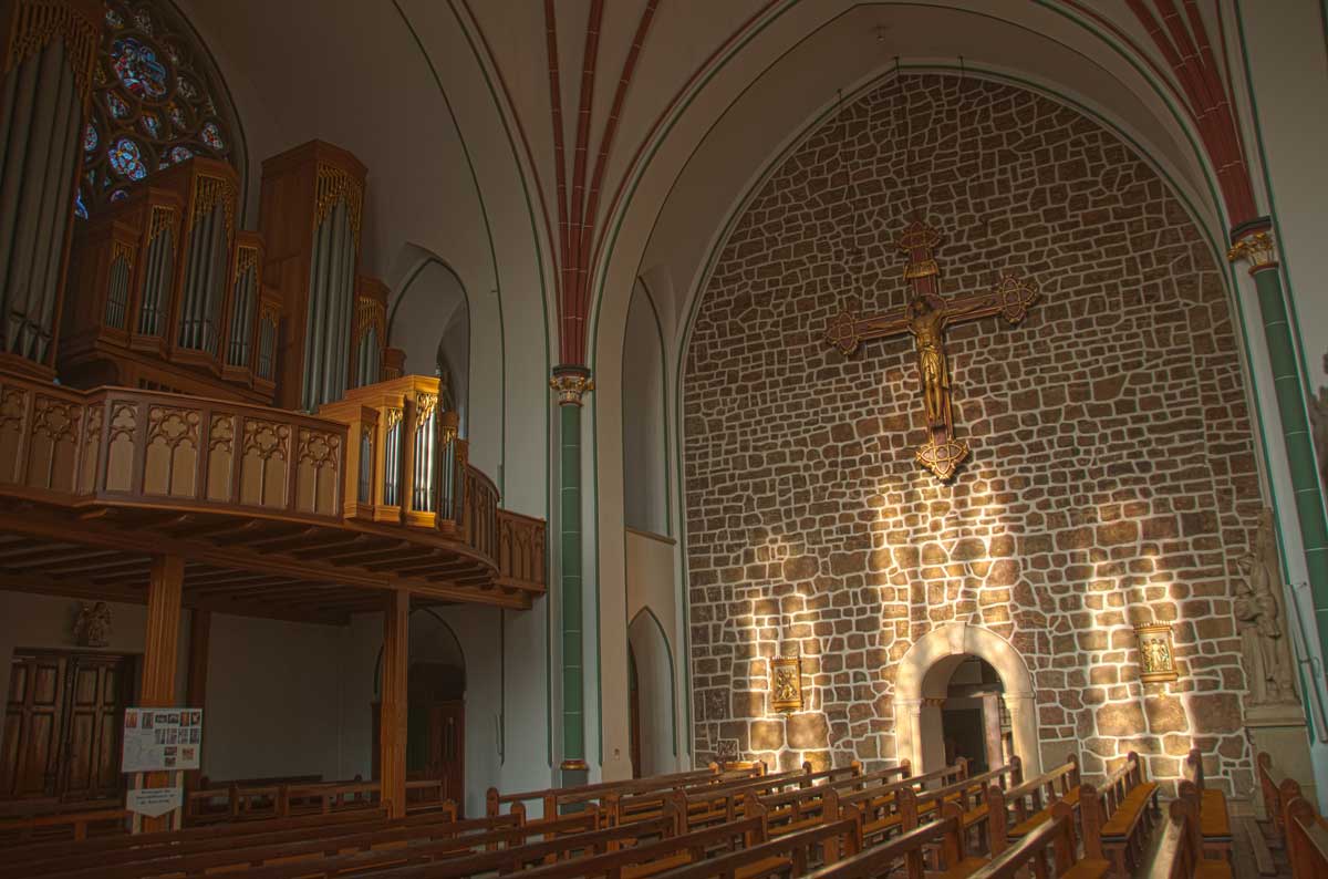 Die Orgel und das Kreuz an der Turmwand