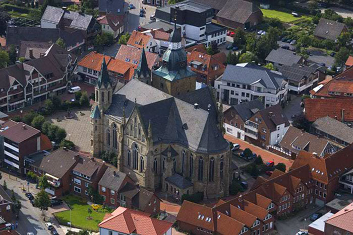 2005: Luftaufnahme Kirche