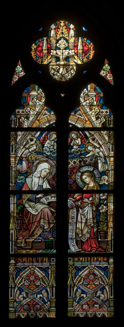 Fenster links vom Chor: Maria mit ihrer Mutter Anna